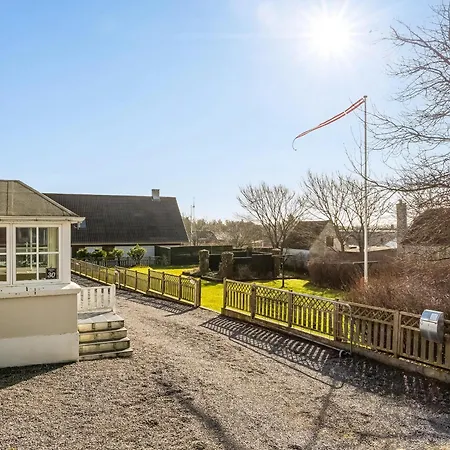 Cozy Near The Water With Space For 5 People *
