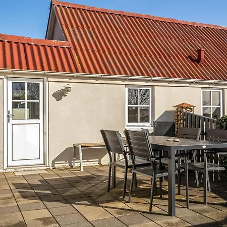 Cozy Near The Water With Space For 5 People