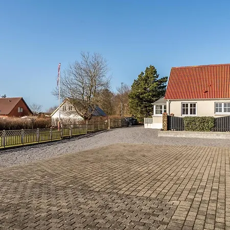Cozy Near The Water With Space For 5 People